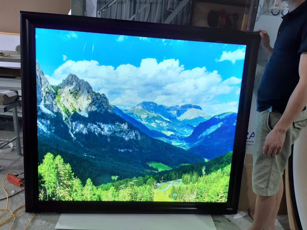 Tranh điện hộp đèn quảng cáo OMSVAHA – xu hướng tương lai